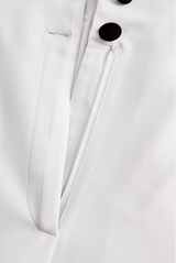 Elegante Tuta Bianca con Dettaglio Doppi Bottoni e Revers Nero